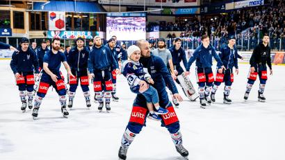 Bild: Elke Englmaier
Nach der bitteren Niederlage in der Verlängerung und dem Play-off-Aus gegen die Krefeld Pinguine wurden die Spieler der Blue Devils Weiden von den Fans für eine herausragende Saison in der DEL2 gefeiert.