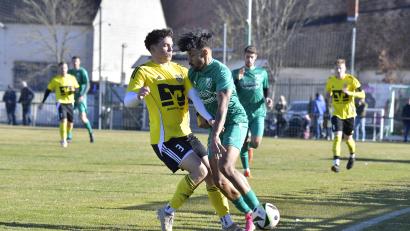 Archivbild: Hubert Ziegler
Damion Perrin (rechts, Szene aus der Partie gegen den SV Hahnbach) traf in dieser Saison bereits 18 Mal für den 1. FC Schlicht.