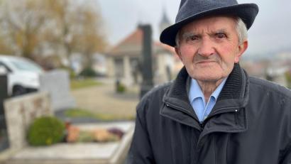 Bild: Gabi Schönberger
Alfred Jakob erlebt den evangelischen Friedhof nur mehr als Besucher. Über 50 Jahre lang hat er sich um die Anlagen gekümmert. Mit fast 97 Jahren hat er sich den Ruhestand nun redlich verdient.