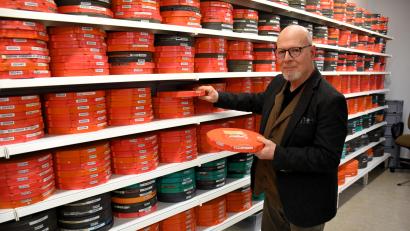 Bild: ubb
Martin Hauk, 66 Jahre alt und pensionierter Mittelschullehrer, hat das Kreismedienzentrum vor 20 Jahren übernommen. Die 16-Millimeter-Filme sind seine Schätzchen. Medientechnisch sind sie längst überholt. Heute leihen sich die Bildungseinrichtungen ihr Material bei ihm per Mausklick aus.