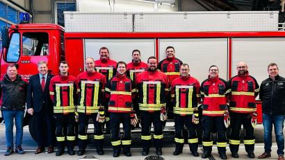 Bild: Fabian Nemetschek
Bürgermeister Stefan Braun übergibt zusammen mit Ralf Herbold von der Firma Watex und Michael Pleyer von der Firma Jahn die neuen Schutzanzüge an die Feuerwehr Kastl.