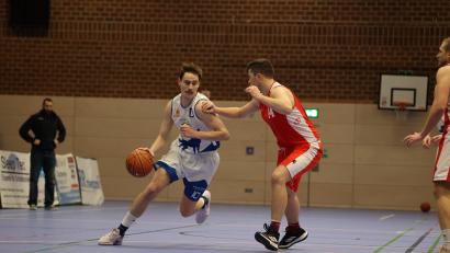 Archivbild: Dieter Jäschke
Marc Deinlein (links, Szene aus einem früheren Spiel) am Ball. Gegen den TG Pfauen Würzburg mussten die Weiden SEC Baskets eine Niederlage einstecken.