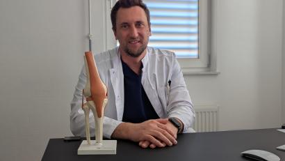 Bild: wrl
Der Orthopäde Maximilian Schenke möchte die Praxis in Schwandorf gerne wieder erweitern und wieder einen zweiten Arzt mit ins Boot holen.