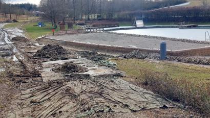Bild: gru
Das Naturbad in Königstein ist derzeit eine Baustelle.