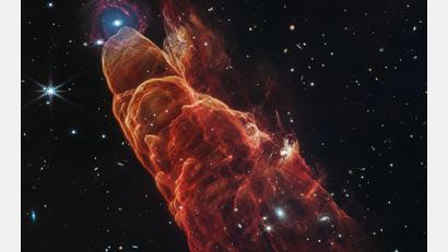 Bild: Weltraumteleskop James Webb/NASA/ESA/CSA/dpa
Eine neue Aufnahme des sogenannten Kosmischen Wirbelsturms könnte Fachleuten helfen, Stern-Auswürfe besser zu verstehen.