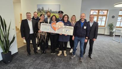 Bild: Rita Schmidkonz/exb
Zur Scheckübergabe trafen sich (von links) Geschäftsstellenleiter Wolfgang Meister, Michael Bauer (FSV), Inge Dick (Grundschule Falkenberg), Individualkundenbetreuer Andreas Schuller, Christine Meiler (Katholischer Kindergarten St. Rita), Stefan Mayerhöfer (Feuerwehr Gumpen), Kathrin Zölch (Johanniter-Kinderkrippe „Waldnaabzwerge“), Veronika Höcht (Blaskapelle Falkenberg), Ralf Fürnrohr (FSV) und Regionalmarktleiter Harald Zottmeier.