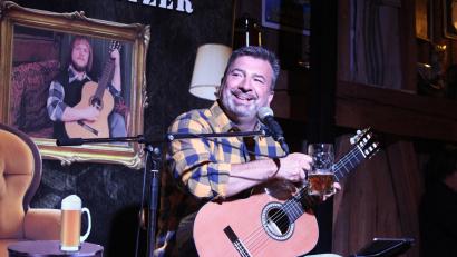 Bild: Isabel Stahlhut/exb
Fredl Fesl ist das Idol von Gery Gerspitzer. Er bringt die Lieder des niederbayerischen Barden authentisch zu Gehör.