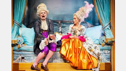 Bild: Franziska Strauss/exb
In der Boulevard-Komödie wartet Marie Antoinette (Anna Thalbach) mit ihrem Mann König Ludwig XVI. schon seit 15 Jahren auf den Gang zur Guillotine.