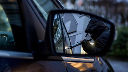 Symbolbild: Axel Heimken/dpa
Unter anderem soll der 24-Jährige zwei Autos in Amberg gestohlen haben.