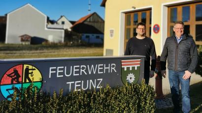 Bild: Portner
Vorsitzender Christian Kühner (links) und Festleiter Adolf Hammer können aufatmen: Das Programm für das Jubiläum "150 Jahre Feuerwehr Teunz" im Frühjahr 2026 steht.