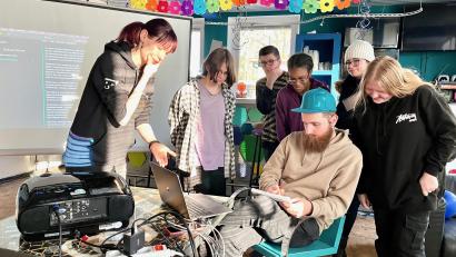 Bild: Gabi Schönberger
Pädagogin Denise Schatzkowski (links) und Spieleentwickler Laurin Muth (sitzend) arbeiten einmal wöchentlich mit einer Gruppe Jugendlicher an dem Computerspiel "Digitales Weiden".