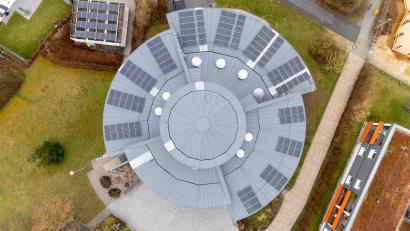 Bild: Hans Bernreuther
So schön kann's aussehen, wenn ein Rathaus Solarstrom produziert: Das Kümmersbrucker Rathaus mit seiner ungewöhnlichen runden Form hat jetzt auf seinem Dach eine Photovoltaikanlage.