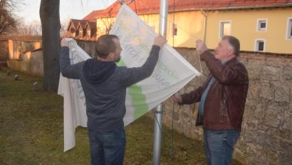 Bild: fz
Kohlberg ist Simultankirche des Jahres: Am Zugang zur Nikolauskirche wird die Symbolfahne gehisst.