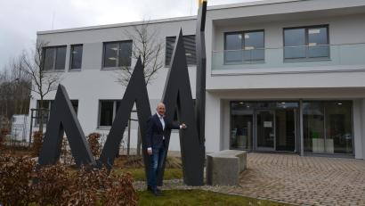 Bild: as
Bernd Büsching bleibt der Kewog länger als geplant erhalten. Hier steht er vor dem Kunstwerk, das vor dem Firmensitz in Tirschenreuth die Aufwärtsentwicklung des Unternehmens symbolisiert.