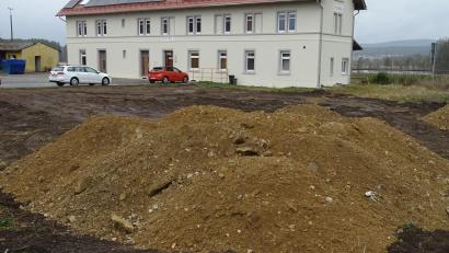 Bild: Houschka
Die Gemeinde Fensterbach lässt ein ihr gehörendes Grundstück vor dem Freihölser Bahnhof planieren und mit Erdmaterial auffüllen. Ob dort ein Kinderspielplatz entstehen kann, hängt von einem völlig unverständlichen Mitspracherecht der Deutschen Bahn ab.