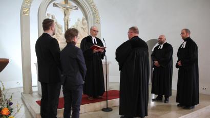 Bild: fks
Im Beisein der Assistierenden führte Dekan Thomas Guba (Dritter von links) den neuen Erbendorfer Pfarrer Thomas Berthold (Vierter von links) in sein neues Amt ein.