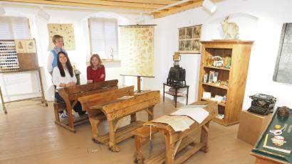 Bild: kek
Ein altes, verkleinertes Schulzimmer ist das Herzstück der Sonderausstellung „Auerbacher Schulgeschichte(n)" im Museum 34.