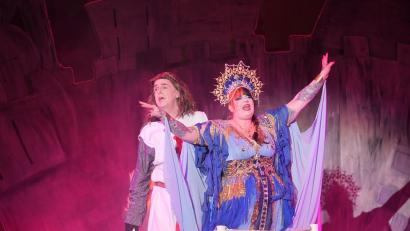 Bild: Florian Wein/exb
Szene aus "Spamalot": Die Fee aus dem See (Stephanie Meier) rekrutiert Dennis Galahad (Michael Walker) als Ritter der Tafelrunde