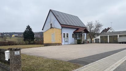 Bild: ge
Hauptinvestition im Birgland ist die Anschaffung von Containern für eine eingruppige Kinderkrippe. Der Platz vor dem Schwender Rathaus ist einer von vier möglichen Standorten, über die wohl im April entschieden wird.