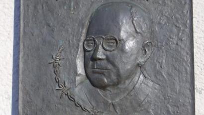 Bild: nag
Anlässlich des 50. Todestags von Pfarrer Karl Borromäus Kramer wurde 1995 diese Gedenktafel gefertigt. Sie ist neben dem Südportal der Schnaittenbacher Pfarrkirche St. Vitus angebracht.