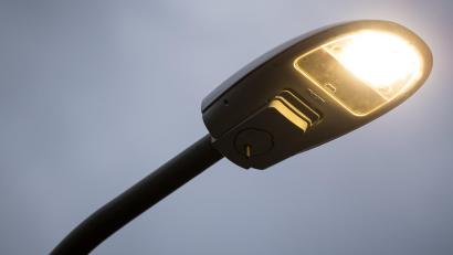 Symbolbild: Fabian Sommer/dpa
Das Symbolbild zeigt eine LED-Straßenlampe – ähnliche Exemplare finden bei der Straßenbeleuchtung in Mitterteich Verwendung.