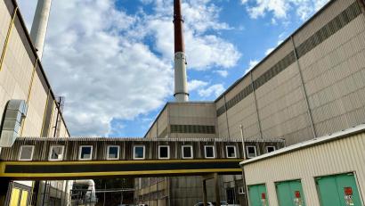 Archivbild: Gabi Schönberger
Der rechte der beiden rund 140 Meter hohen Schornsteine markiert die Floatlinie eins im NSG-Pilkington-Werk Weiherhammer.