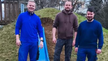 Bild: lei
Die Mitorganisatoren der Dorfweihnacht nach getaner Arbeit an der neuen Rutsche.