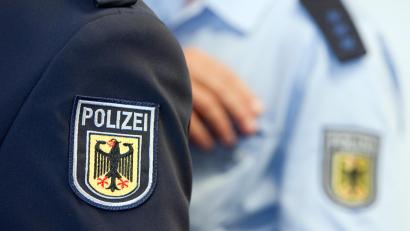 Symbolbild: Friso Gentsch/dpa
Die Bundespolizei Waidhaus hat vier Haftbefehle vollstreckt.