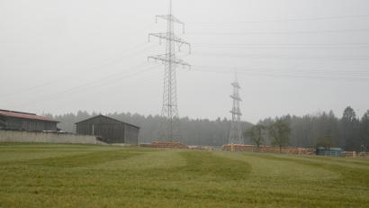Bild: bey
Auf dem hinteren Mast des Ostbayernrings hinter dem Ortsteil soll der Strom über ein Umspannwerk ins Netz der Bayernwerk AG eingespeist werden. Für das Umspannwerk muss der notwendige Wald, derzeit Eigentum der Bayerischen Staatsforsten, in großem Umfang gerodet werden.