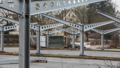 Bild: Wolfgang Steinbacher
Ein Teil des Parkplatzes des Hockermühlbads in Amberg wird mit einer Photovaltaikanlage überdacht.