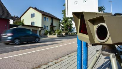Bild: Stephan Huber
Stadt und Zweckverband betonen, dass sie nur an "Brennpunkten" und "ausgewählten Messstellen" blitzen würden wie vor Schulen, Altenheimen oder Unfallschwerpunkten. Unser Foto zeigt einen Blitzer des Zweckverbandes im September 2024 im Erlheimer Weg an der Bushaltestelle der Realschule.
