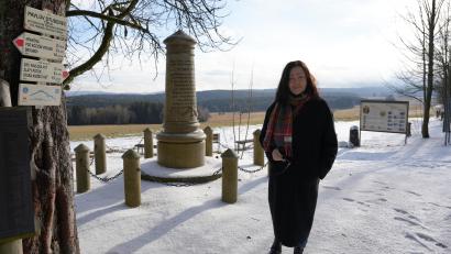 Bild: Marco Meier
Bürgermeistern Dana Lesak an einem Erinnerungsort an das verschwundene Dorf Paulusbrunn direkt an der deutsch-tschechischen Grenze. Hier oben sollen bald vier Windräder entstehen. Das Oberhaupt der Gemeinde Obora will das nicht einfach hinnehmen.