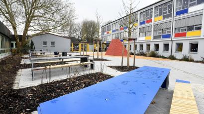 Archivbild: Petra Hartl
Zum Aufbau der Ganztagsbetreuung muss die Stadt Sulzbach-Rosenberg an der Jahnschule (Bild) und Pestalozzischule für Anbauten Millionenbeträge investieren. Das zählt zu den Pflichtaufgaben der Kommune. Die Finanzlage der Stadt bleibt deshalb weiterhin kritisch.