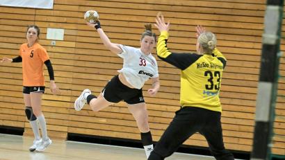 Archivbild: Hubert Ziegler
Franziska Mutzbauer (Mitte, Szene aus einem früheren Spiel) vom HC Sulzbach beim Abschluss. Am kommenden Sonntag geht es für die HC-Frauen gegen Pleichach.
