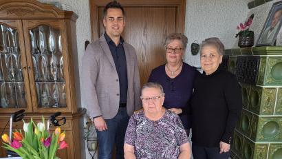 Bild: wel
Gerda Ertel feiert ihren 85. Geburtstag mit ihren Freundinnen Sofia Scherbl und Regina Sautter (von rechts). Auch Bürgermeister Rudolf Teplitzky gratuliert der Jubilarin.