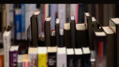 Symbolbild: Robert Michael/dpa
Am 4. April findet die bundesweite "Nacht der Bibliotheken" statt. Unter dem Motto „Wissen. Teilen. Entdecken.“ laden auch Bibliotheken in der Oberpfalz ein.