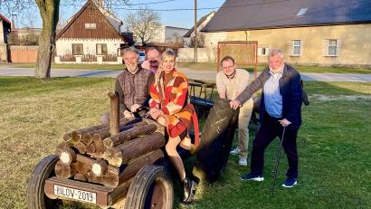 Bild: Gerhard Krones
Die Projektlokomotive ist unter Dampf und mit Akteuren besetzt: Im Vordergrund Pavel Bulin und Katka Müllerova, dahinter Bürgermeister Uwe König und Timo Häusler mit Hartmut Schendzielorz.