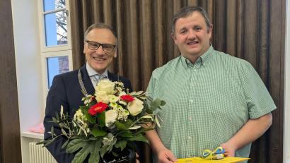 Bild: pz
Mit der Ehrennadel in Gold ist Helmut Zeitler (rechts) ausgezeichnet worden. Bürgermeister Bernd Sommer würdigte damit im Auftrag des Stadtrats die 20-jährige Tätigkeit in der SPD-Fraktion und unterstrich zudem das herausragende ehrenamtliche Engagement.