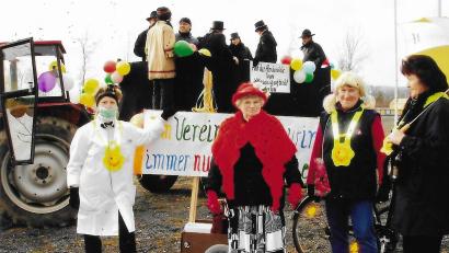 Bild: Archiv Gabi Eichenseher
Das Motto des Motivwagens beim Rosenmontagsumzug 2008 in Wiesau war: "Auf der Alm da ist die Vroni, in Wiesau ist und bleibt der Toni." Den Spruch hatte sich der Tourismus- und Kulturverein ausgedacht.