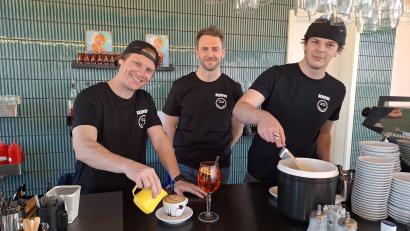 Bild: bl
Das insgesamt elfköpfige Team der Hamburgerei, im Bild (von links) Betriebsleiter Vincent Hemelaar, Geschäftsführer Sebastian Bernhard und Mitarbeiter Hugo Haas, rüstet sich für den Ansturm in der neunten Filiale am Steinberger See.