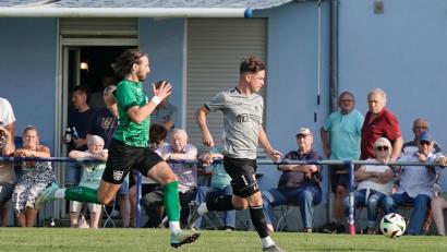 Archivbild: ref
Dominik Siebert (rechts) brachte die Sportfreunde Ursulapoppenricht im Hinspiel gegen den 1. FC Rieden (Bild) mit 2:1 in Führung, am Ende stand es 3:2 für die Rieden. Am Sonntag treffen beide Teams im Spitzenspiel der Kreisliga Süd aufeinander.