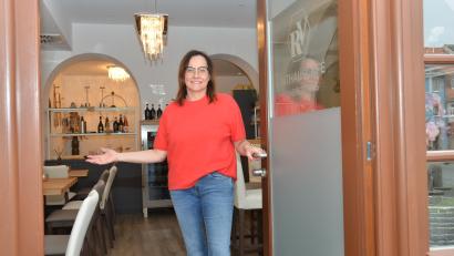Bild: dob
Die neue Pächterin des Rathaus-Café, Ilona Forster, öffnet ihre Pforten mit einer einladenden Geste.