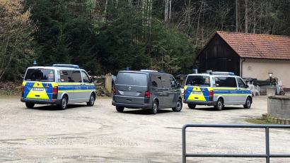 Bild: Kathrin Zeilmann
Polizeifahrzeuge stehen bei einer Razzia vor einem Haus. In Bayern, Baden-Württemberg und Nordrhein-Westfalen finden Razzien gegen die organisierte Kriminalität statt.