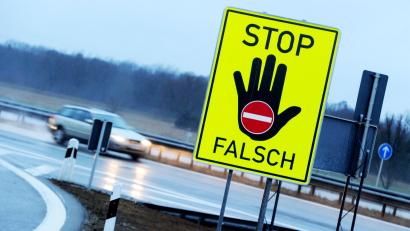 Symbolbild: Tobias Hase/dpa
Ein 84-Jähriger begab sich in der Nacht zum Donnerstag auf eine gefährliche Irrfahrt auf der A 93.