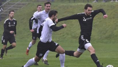 Bild: mhs
Der Kemnather Stürmer und Interimstrainer Alexander Grill (rechts) und sein Team empfangen am Sonntag den SV Diendorf im Neulingsduell.