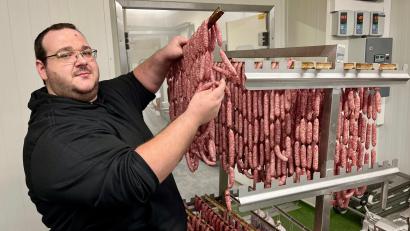 Bild: Gabi Schönberger
Noch kümmert sich Pascal Petersohn um die Bratwürste bei der Metzgerei Wittmann in Parkstein. Dort hat er aber gekündigt. Ab Juni oder Juli bemüht er sich als neuer Wirt um das Wohl der Gäste in der Stadthalle Neustadt/WN.