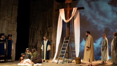Bild: olr
Veronika (Stefanie Völkl), Maria (Nicole Besold) und Maria Magdalena (Eva-Maria Linkel) betrauern den Tod des Jesus Christus.