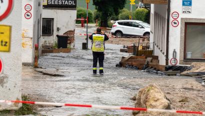 Bild: Peter Kneffel/dpa
Bei Einsätzen ziehen Helfer von Feuerwehren und Rettungsdiensten an einem Strang. Rechtlich sind sie aber nicht gleichgestellt.
