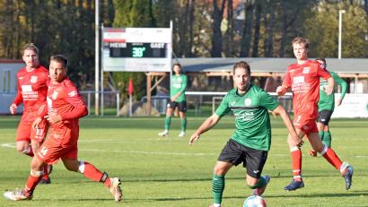 Archivbild: Gebert
Der Tabellenzweite SV Mitterteich II geht ersatzgeschwächt ins Derby gegen die SpVgg Wiesau. Bei der Landesliga-Reserve fehlt unter anderem der verletzte Spielertrainer Matthias Männl (grünes Trikot, Szene aus dem Spiel beim TSV Waldershof/0:0).