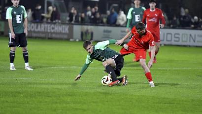 Archivbild: Hubert Ziegler
Marcel Kaiser (Mitte, Szene aus einem früheren Spiel) von der DJK Ammerthal im Zweikampf. Die DJK Ammerthal braucht in der Bayernliga dringend Punkte, um sich aus dem Tabellenkeller zu befreien.